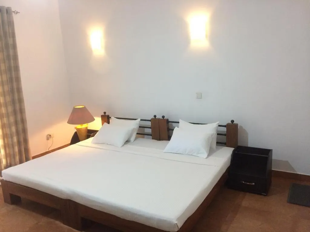 Mount Royal Hotel Kandy 4*,